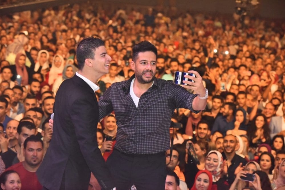 حماقي يلتقط سيلفي مع أحد المعجبين