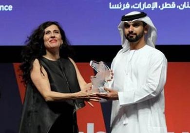 جوليا قصار تستلم جائزة احسن ممثلة من دبي