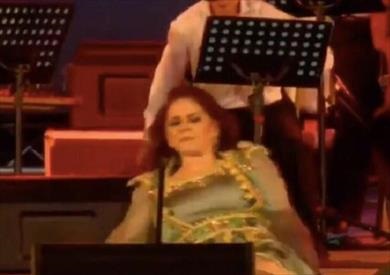 ميادة الحناوي تغني جالسة بمهرجان صفاقس الدولي