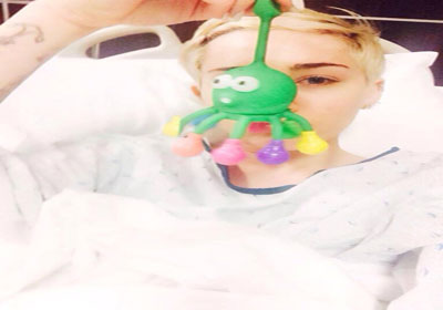 المغنية مايلى سايرس وهي في المستشفى