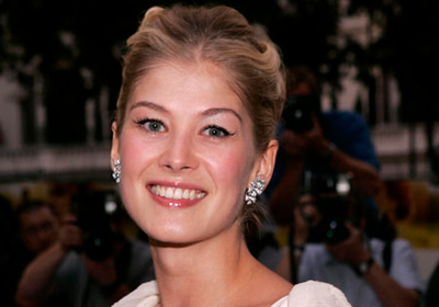 الممثلة الجميلة روزاموند بايك