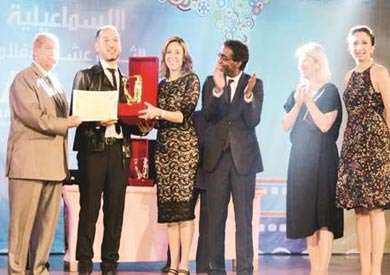 محافظ الإسماعيلية أثناء تسليم الجوائز