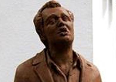 تمثال من الطين لشخصية الشيخ حسني، التي جسدها النجم الراحل محمود عبد العزيز