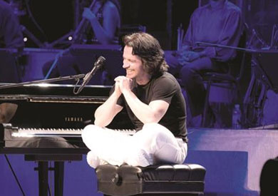 مؤلف الموسيقى وعازف البيانو اليونانى العالمى يانى