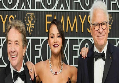 سيلينا جوميز تتوسط ستيف مارتن ومارتن شورت