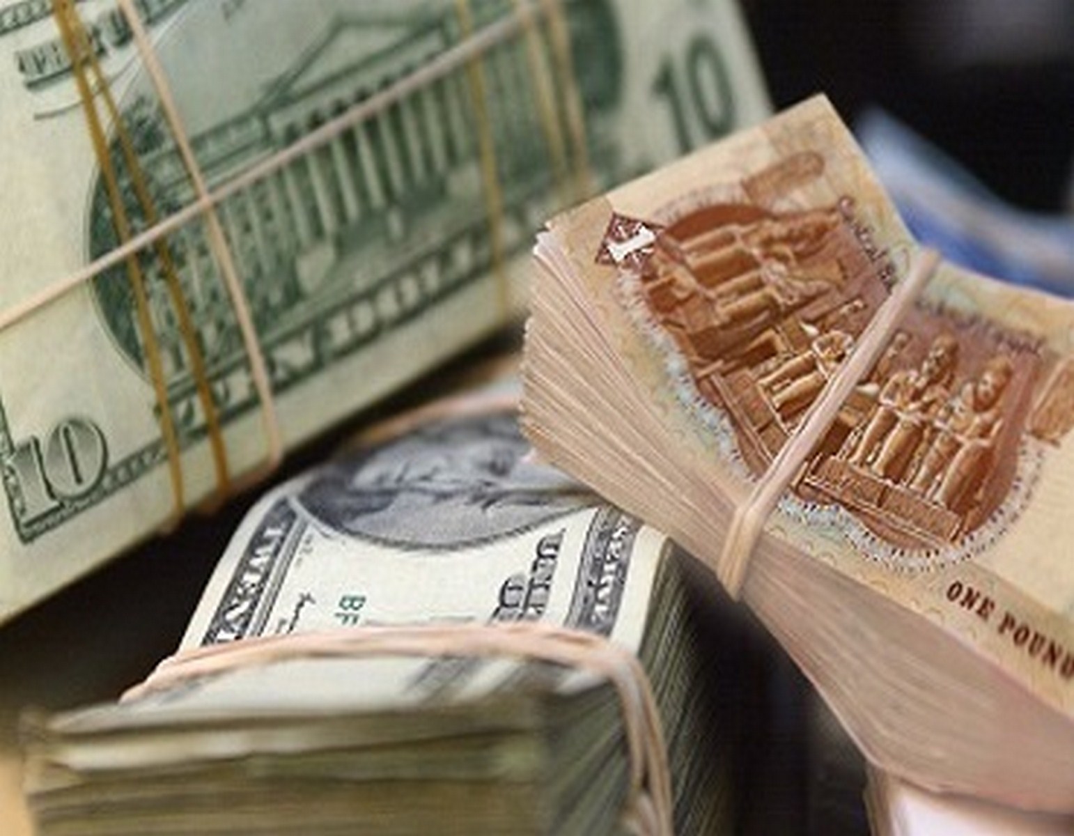 انتظر تعويم الجنيه مجددا: سعر العقود الآجلة أمام الدولار بـ41