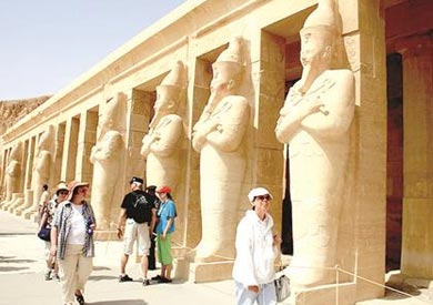 انخفاض عدد السائحين الوافدين لمصر