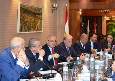 اجتماع لجنة التواصل مع المستثمرين بحضور وزيرى السياحة والطيران