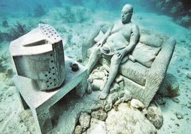 احد التماثيل الموجودة تحت الماء