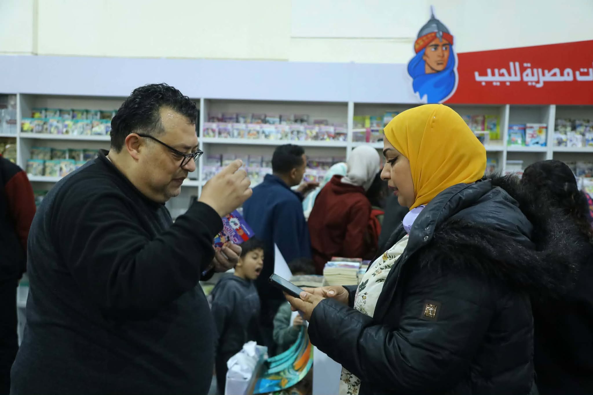 محررة الشروق مع مدير مشروع "روايات مصرية للجيب"- تصوير: دنيا يونس