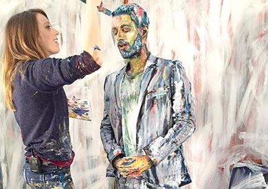 الفنانة الأمريكية أليكسا ميد أثناء تنفيذ احدي لوحاتها