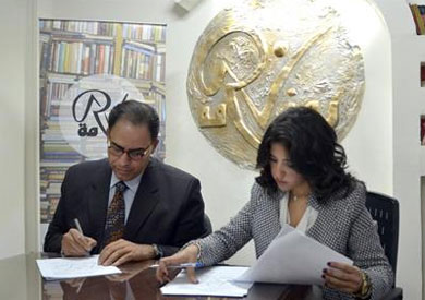 الكاتب شريف عارف خلال توقيعه نسخة كتابه الجديد