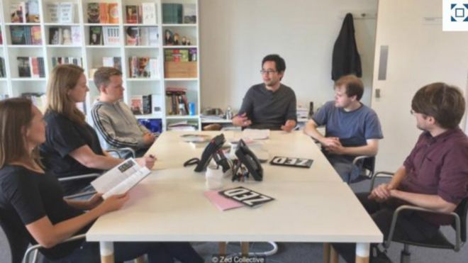 في دار زد للنشر يشارك جميع أفراد فريق العمل المكون من 12 شخصا في صناعة القرارات المتعلقة بالعمل والتي قد تؤدي إلى عقد "اجتماعات مطولة جدا" بينهم