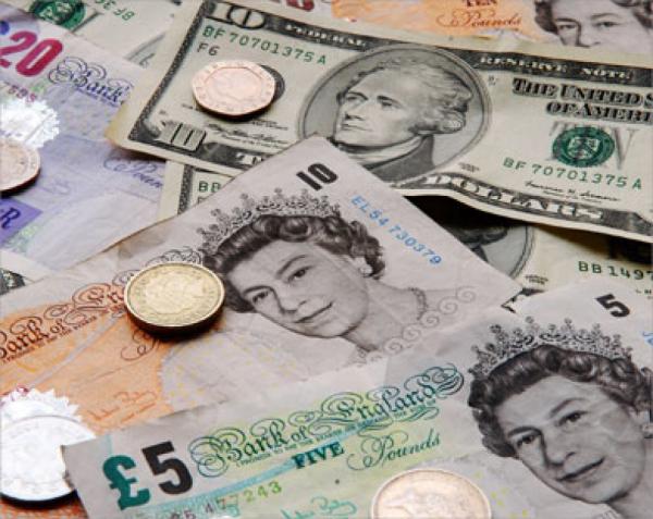 الإسترليني يهبط لأدنى مستوى مقابل الدولار