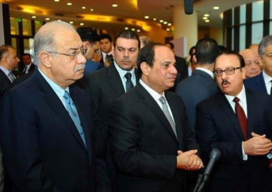 الرئيس عبدالفتاح السيسي وشريف إسماعيل رئيس الوزراء وياسر القاضي وزير الاتصالات خلال جولة تفقدية لمعرض «كايرو آي سي تي»