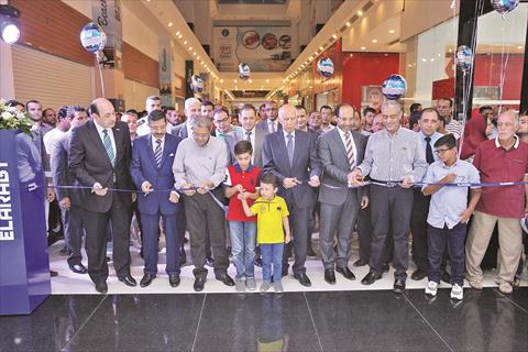 إبراهيم العربي يفتتح «ميجا ستور» العربي في برج العرب