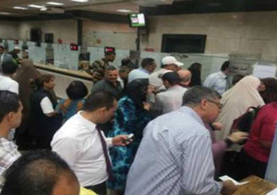 قبال المواطنين على شراء شهادات قناة السويس-ارشيفية