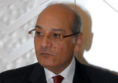 محمود أبو العيون - محافظ البنك المركزي الأسبق