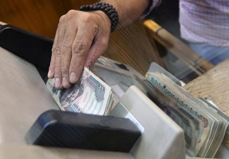«رويترز»: الجنيه يهبط بشدة أمام الدولار في البنوك ويصل إلى 17.75 جنيه
