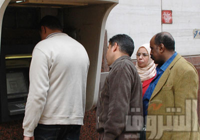 نسيان البطاقة في الماكينة أحد أهم طرق سرقة المعلومات   تصوير: طارق وجيه