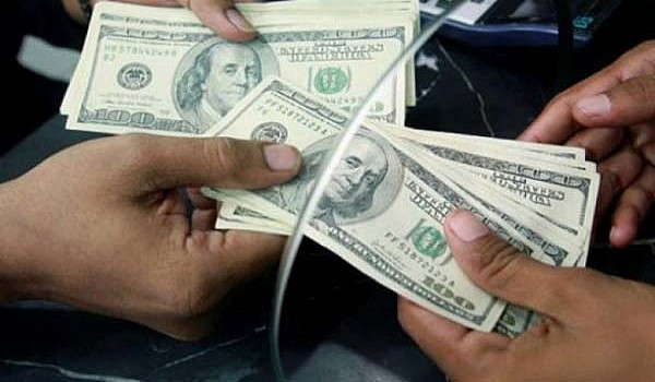 الدولار يسجل 17.95 جنيه للشراء و18.05 للبيع في معظم البنوك المصرية