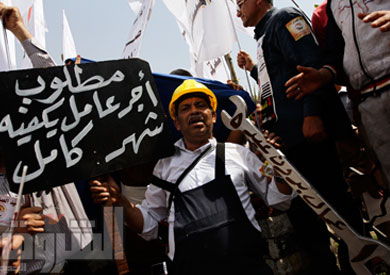 العمال يطالبون بأجر اللائحة يكفل الحد الأدنى من المعيشة - تصوير: أحمد عبد اللطيف