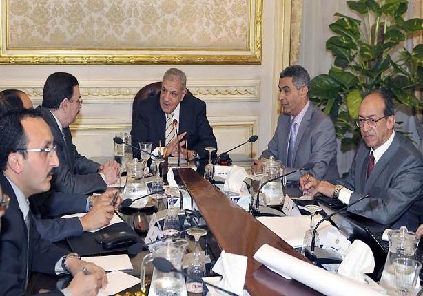 جانب من اجتماع بين محلب ووزير النقل - أرشيفية