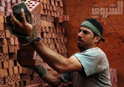 عمال مصانع الطوب لا يتمتعون بظروف عمل آدمية   تصوير: محمد حسن