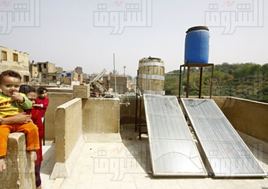 الطاقة الشمسية أصبحت حلا للأزمة يجذب إليه المواطنين - تصوير: محمد الميموني