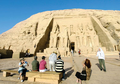 إنقاذ الفنادق من شبح التوقف وسداد مستحقات العماله مرهون بموافقة وزير السياحة علي توفير 700 مليون جنيه