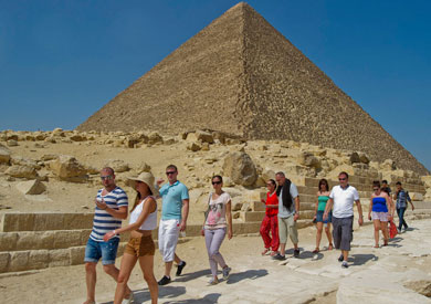 سائحون في زيارة لمعالم أثرية مصرية