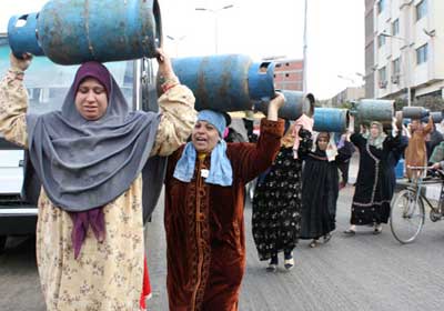 هل يستطيع هؤلاء أن يوفروا 70 جنيهاً ثمن الأنبوبة؟    تصوير: محمد حسني