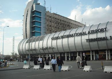 بعثة البنك الدولي تتابع العمل بمبنى الركاب 2 بمطار القاهرة – أرشيفية