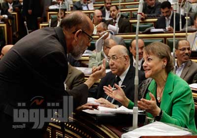 حوار بين فايزة أبو النجا وأحد النواب خلال جلسة مجلس الشعب أمس تصوير - جيهان نصر