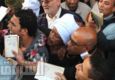 اصحاب الحوالات الصفراء يبداون الجولة الثالثة من صرف مستحقاتهم   تصوير - محمد نوهان