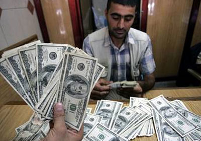 الدولار مستمر فى الزيادة فى البنوك والصرافة