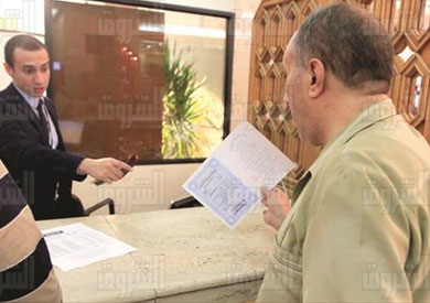 شراء شهادات الاستثمار - تصوير محمد الميمونى