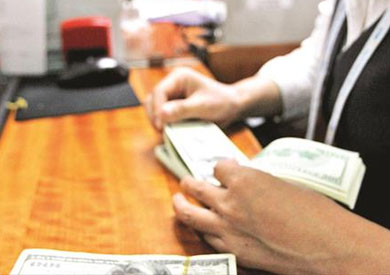 الدولار يرتفع 10 قروش مرة أخرى خلال تعاملات الأمس