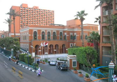 جلسة حوارية اقتصادية حول "القطاع الخاص وأوضاع الاقتصاد المصري بعد ثورة يناير"، وذلك بقاعة راداميس بفندق ماريوت الزمالك.