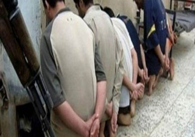 ضبط تشكيل عصابي لسرقة المواطنين بالطرق العامة في العبور