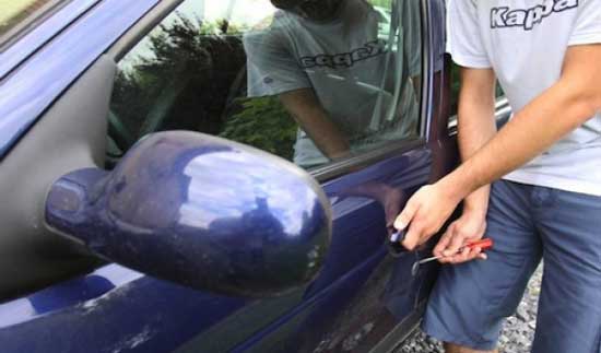 مباحث 15 مايو تعيد سيارة لموظف بعد سرقتها من أمام منزله