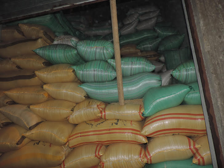 ضبط 20 طن أرز داخل سيارة قبيل بيعها في السوق السوداء بالبحيرة