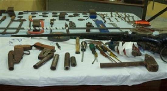 ضبط شخص يدير ورشة لصناعة الأسلحة داخل منزله في بني سويف