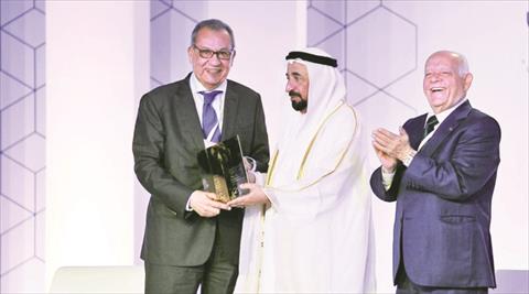تكريم إبراهيم المعلم في مؤتمر الشارقة