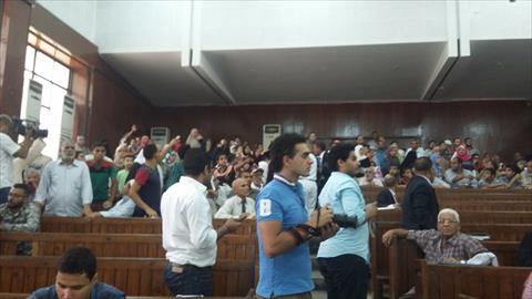 شغب وإخلاء أهالي المتهمين في قضية "اغتيال هشام بركات" من القاعة
