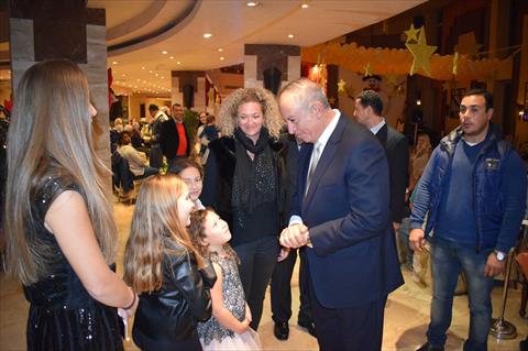 المحافظ يقدم التهنئه للسياح