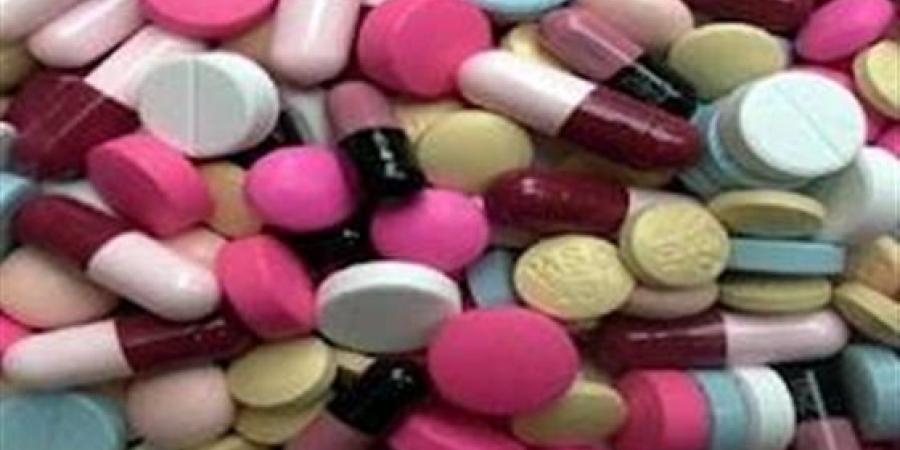 ضبط أدوية منتهية الصلاحية ومحاليل طبية بمخزن صيدلي في بنها