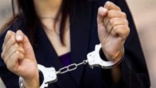 ربة منزل تلقي زوجة شقيقها ورضيعيها من الطابق الثالث بالمنيا