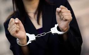 القبض على سيدة حاولت سرقة قرط ذهبي من طفلة بالفيوم