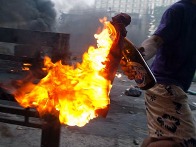 عشرات الإخوان يشعلون النيران بنقطة مرور في شارع فيصل - أرشيفية